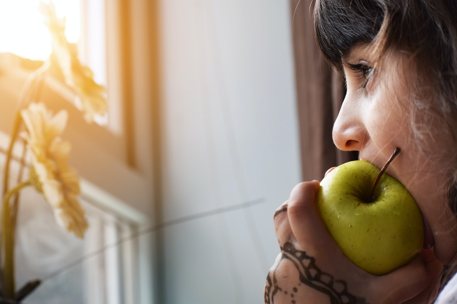 women eatting an apple